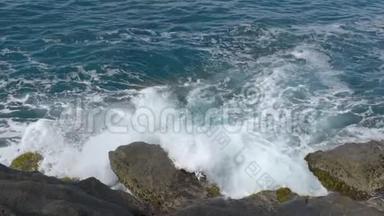 波涛汹涌的大海冲击着岩石峭壁，冲破泡沫飞溅，大自然令人惊叹